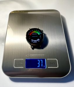 Smartwatch WATCH GT 4 von HUAWEI auf der Waage
