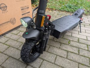 Isinwheel T4 Elektro-Scooter von vorne in der Nahansicht