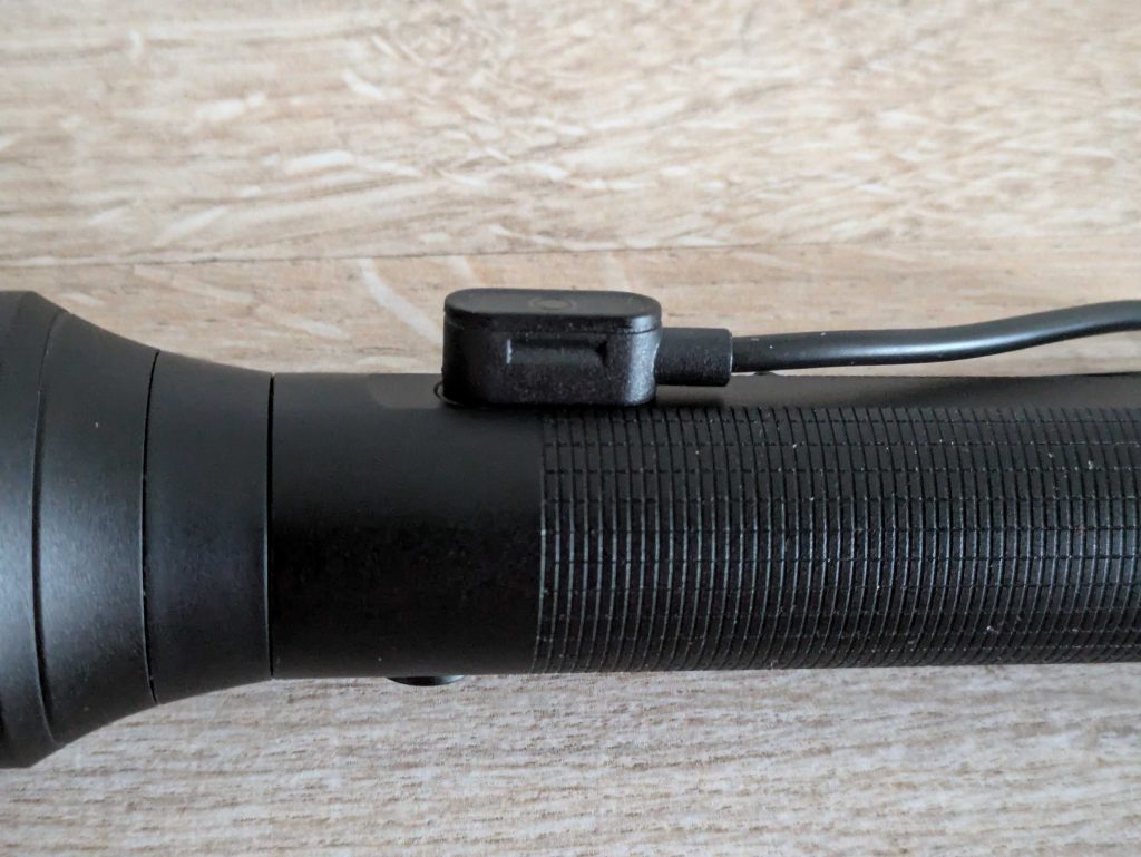Ladeanschluss der Ledlenser P9R Core LEP Taschenlampe