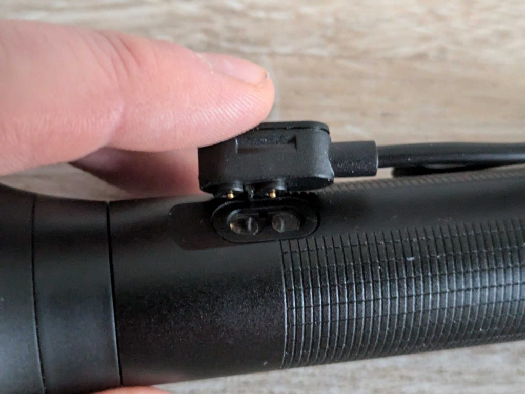Ladeanschluss der Ledlenser P9R Core LEP Taschenlampe (2)