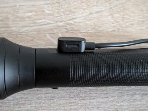 Ladeanschluss der Ledlenser P9R Core LEP Taschenlampe