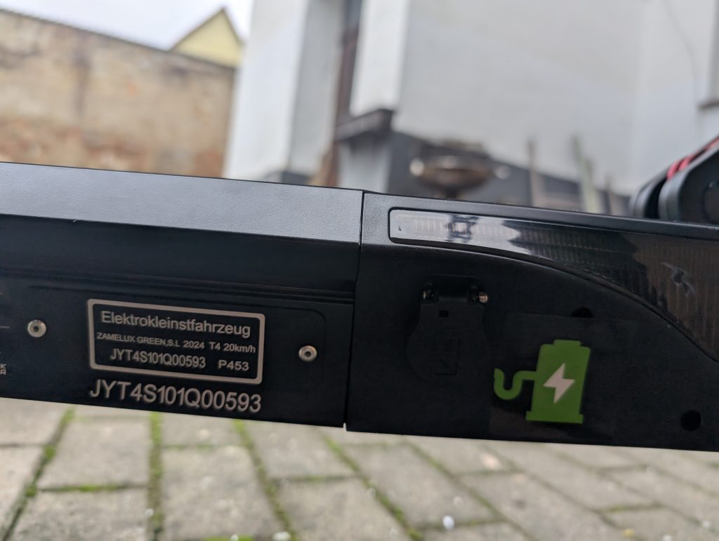 Ladeanschluss des Isinwheel T4 Elektro-Scooters