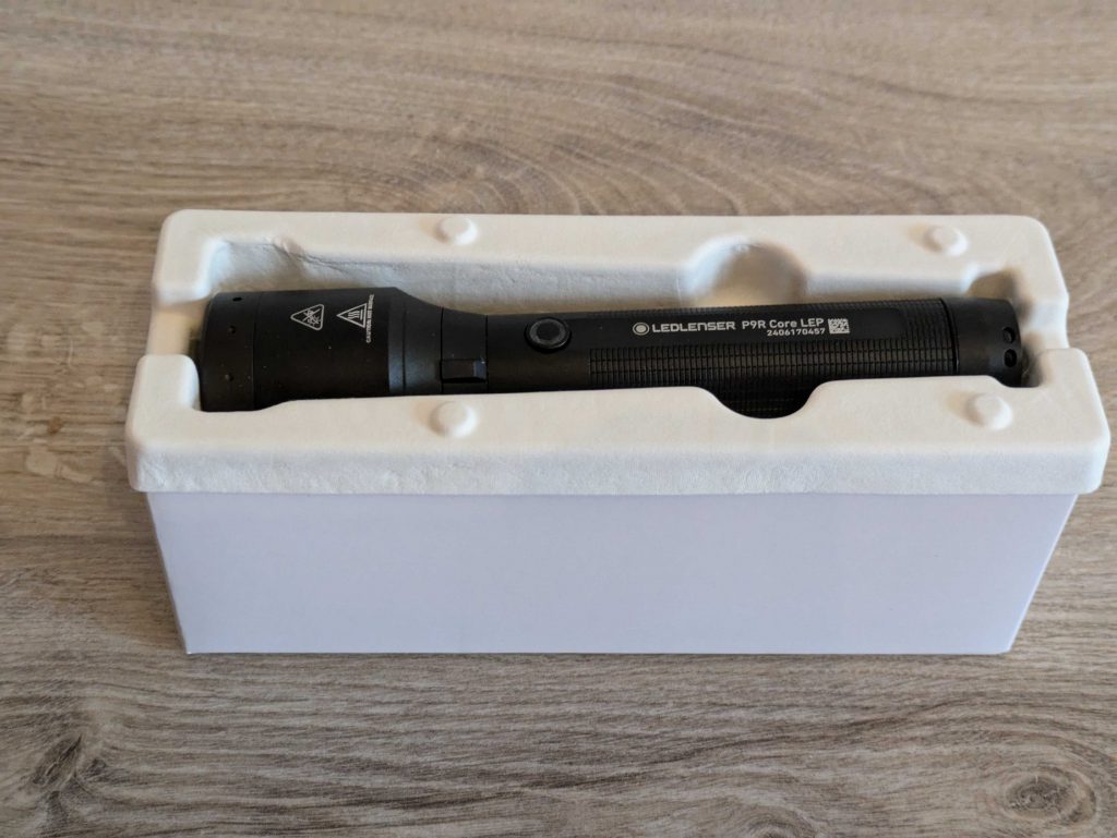Ledlenser P9R Core LEP Taschenlampe verpackt