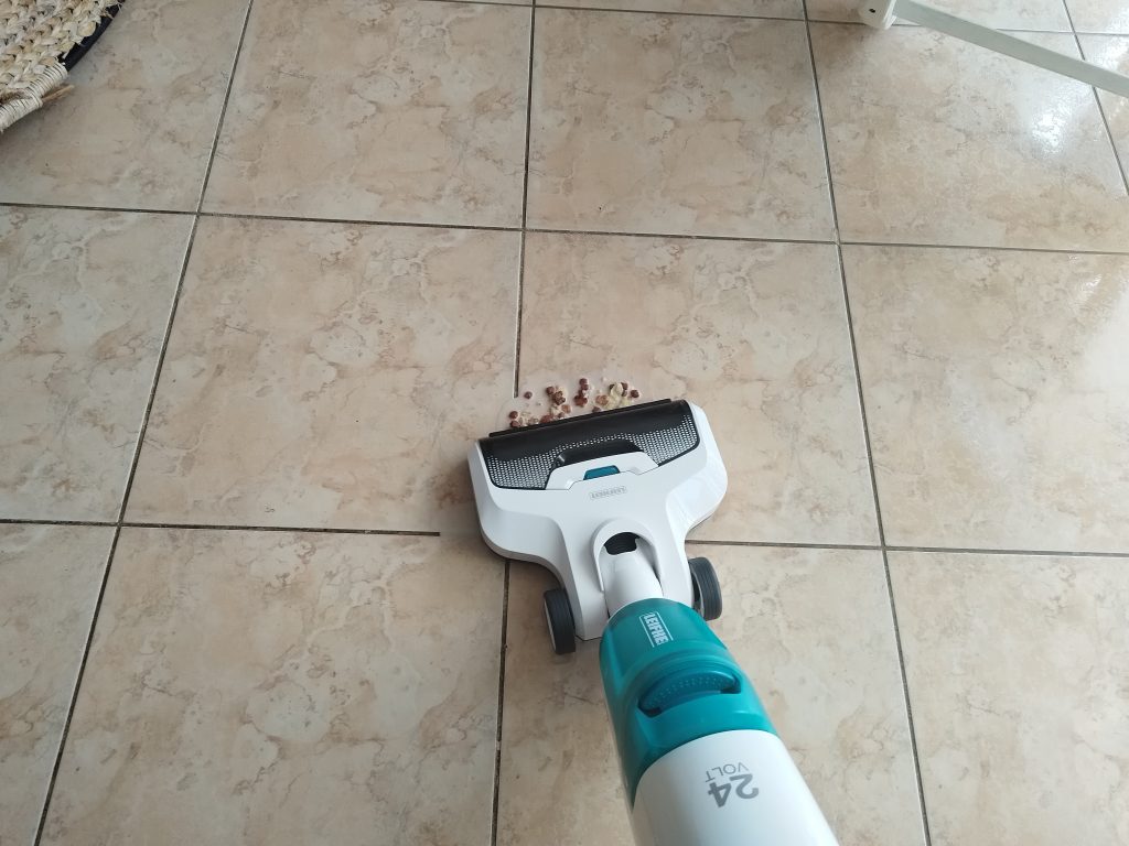 Leifheit-Regulus-Aqua-PowerVac-Pro-2.0-Saugwischer-im-Einsatz