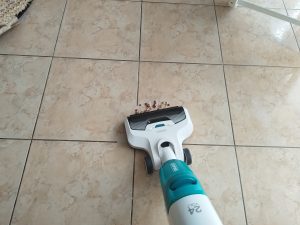 Leifheit-Regulus-Aqua-PowerVac-Pro-2.0-Saugwischer-im-Einsatz