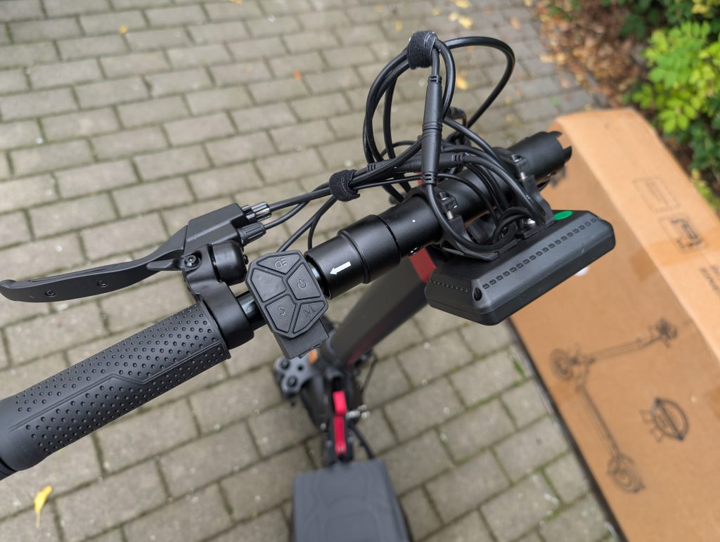 Lenker des Isinwheel T4 Elektro-Scooters in der Nahansicht