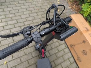 Lenker des Isinwheel T4 Elektro-Scooters in der Nahansicht