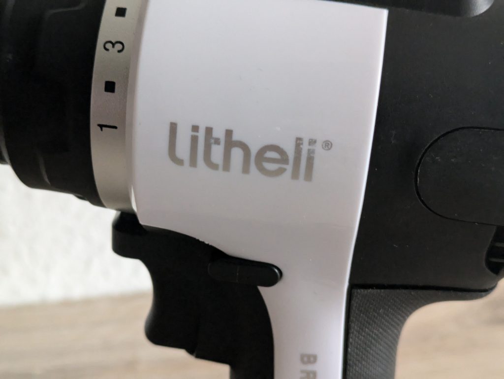 LiTHELi U20DD00-0U120 Akku-Bohrschrauber in Benutzung, unsauberer Schriftzug
