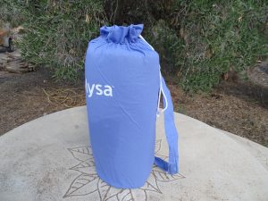 Mysa Thermo Duo Matte Kissen in Tasche stehend