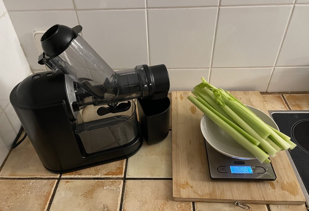 PHILIPS Domestic Appliances HR1889:70 Slow-Juicer PHILIPS Domestic Appliances HR1889:70 Slow-Juicer Vorbereitung auf Test mit Stangensellerie