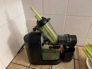 PHILIPS Domestic Appliances HR1889:70 Slow-Juicer beim Entsaften von Stangensellerie