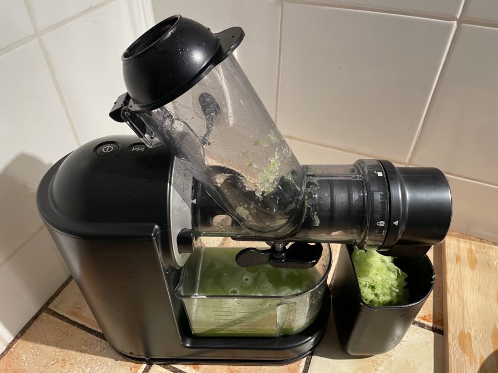 PHILIPS Domestic Appliances HR1889:70 Slow-Juicer nach dem Entsaften von Stangensellerie