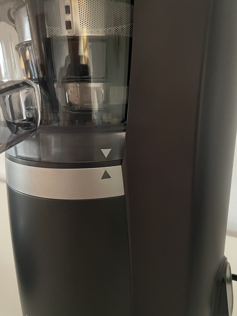 Panasonic MJ-L700KXE Slow-Juicer Pfeile als Hilfestellung