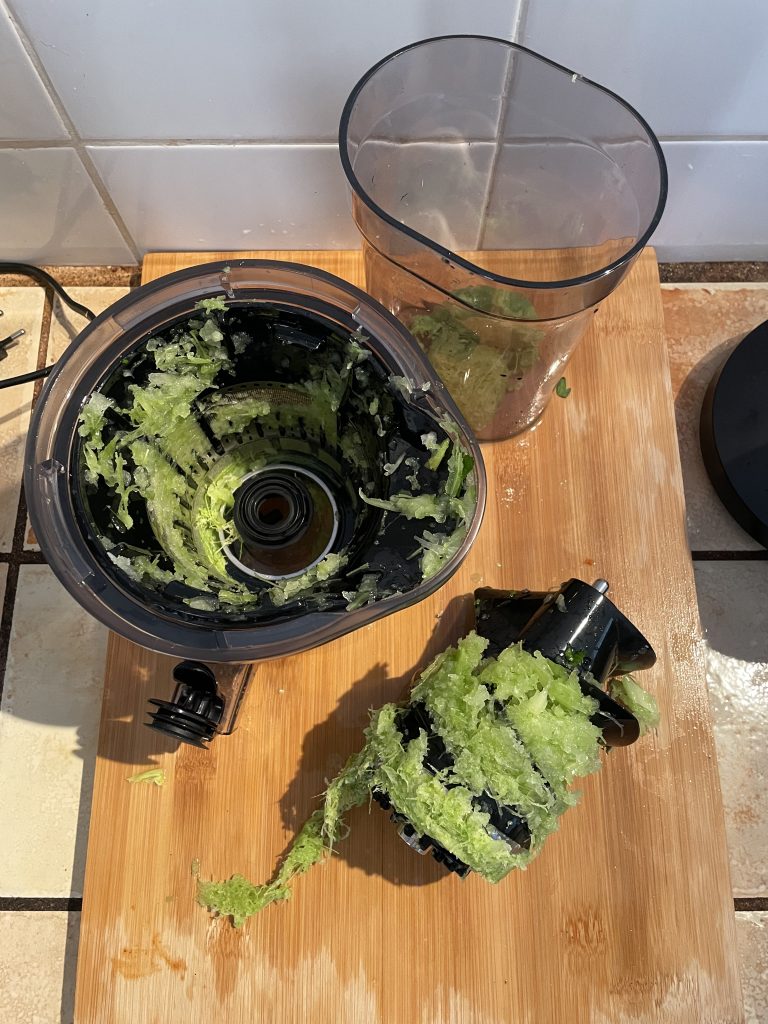 Panasonic MJ-L700KXE Slow-Juicer Einzelteile nach dem Entsaften von Stangensellerie
