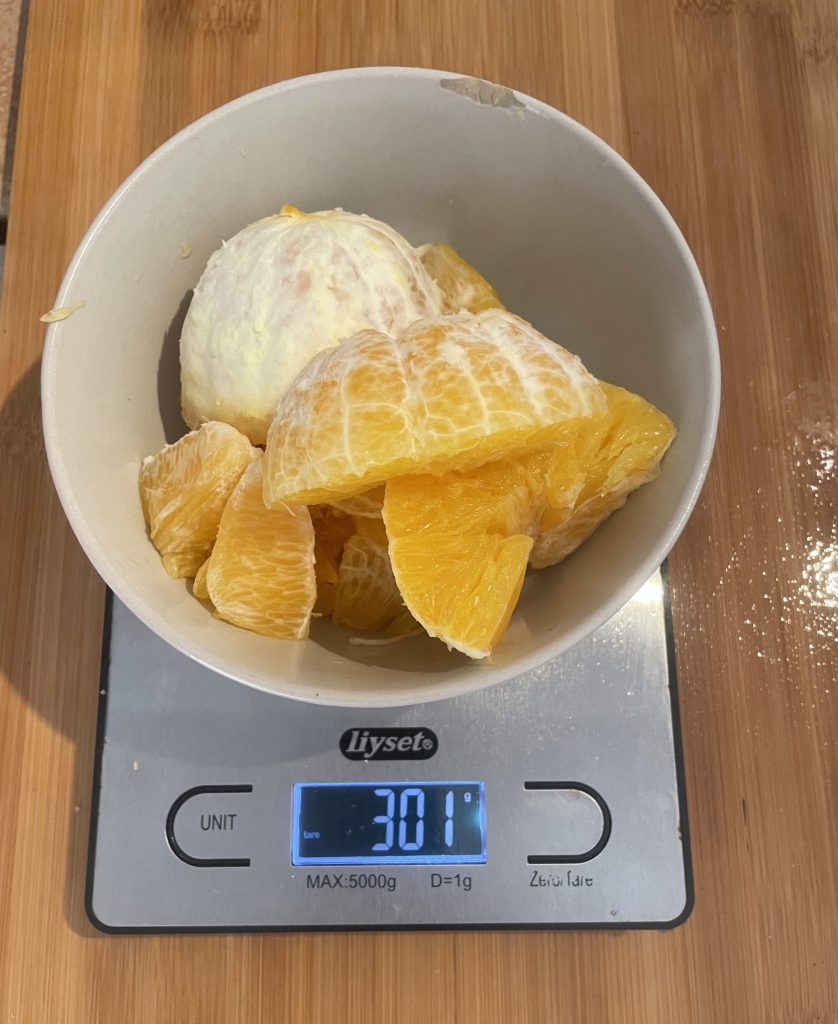 Panasonic MJ-L700KXE Slow-Juicer Panasonic MJ-L700KXE Slow-Juicer Vorbereitung zum Entsaften von Orangen