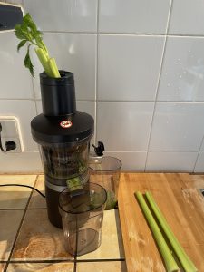 Panasonic MJ-L700KXE Slow-Juicer beim entsaften von Stangensellerie