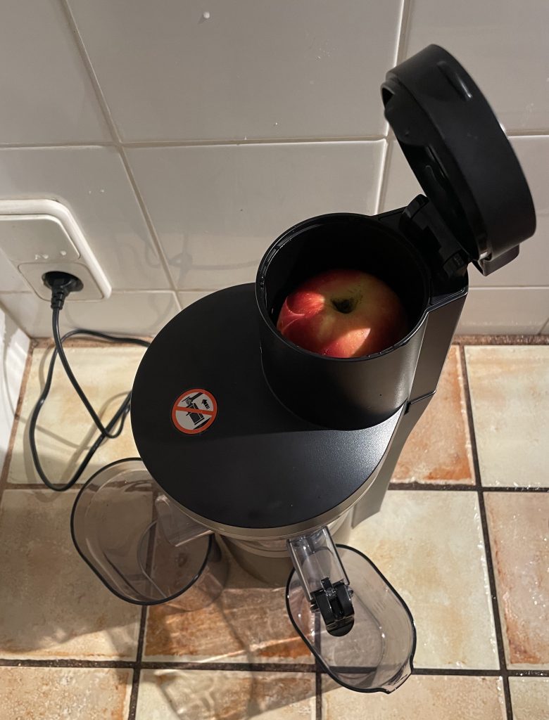 Panasonic MJ-L700KXE Slow-Juicer mit ganzem Apfel in der Einfüllöffnung