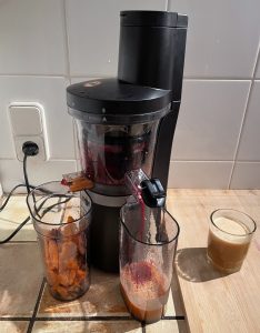 Panasonic MJ-L700KXE Slow-Juicer während des Entsaftens