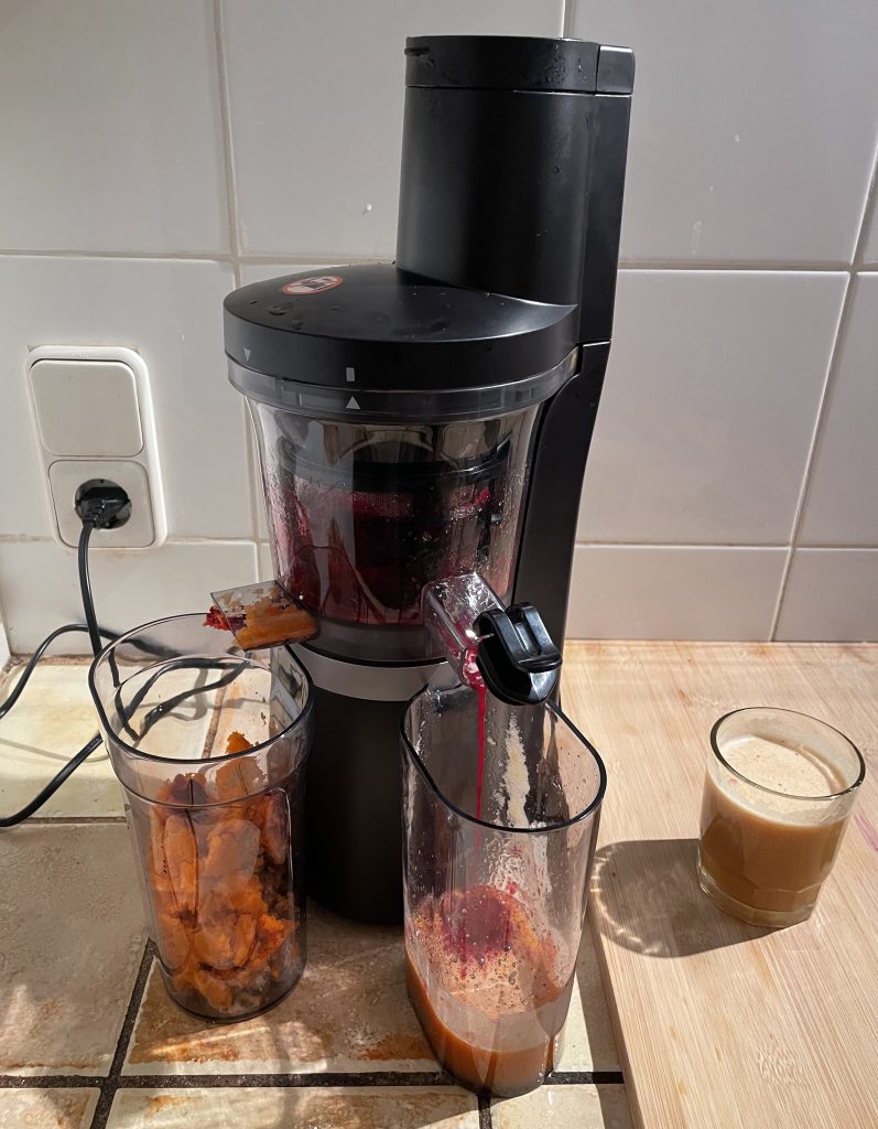 Panasonic MJ-L700KXE Slow-Juicer während des Entsaftens