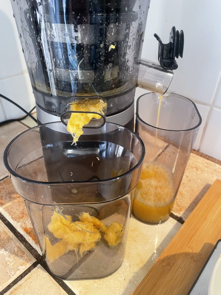 Panasonic MJ-L700KXE Slow-Juicer während des Entsaftens von Orangen