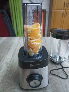 Philips Core HR3573 90 Standmixer, Smoothie Zutaten im Mixergefäß