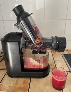 Philips Domestic Appliances HR1889:70 Slow-Juicer nach dem Pressen von Apfel-Möhre-Rote-Beete-Saft