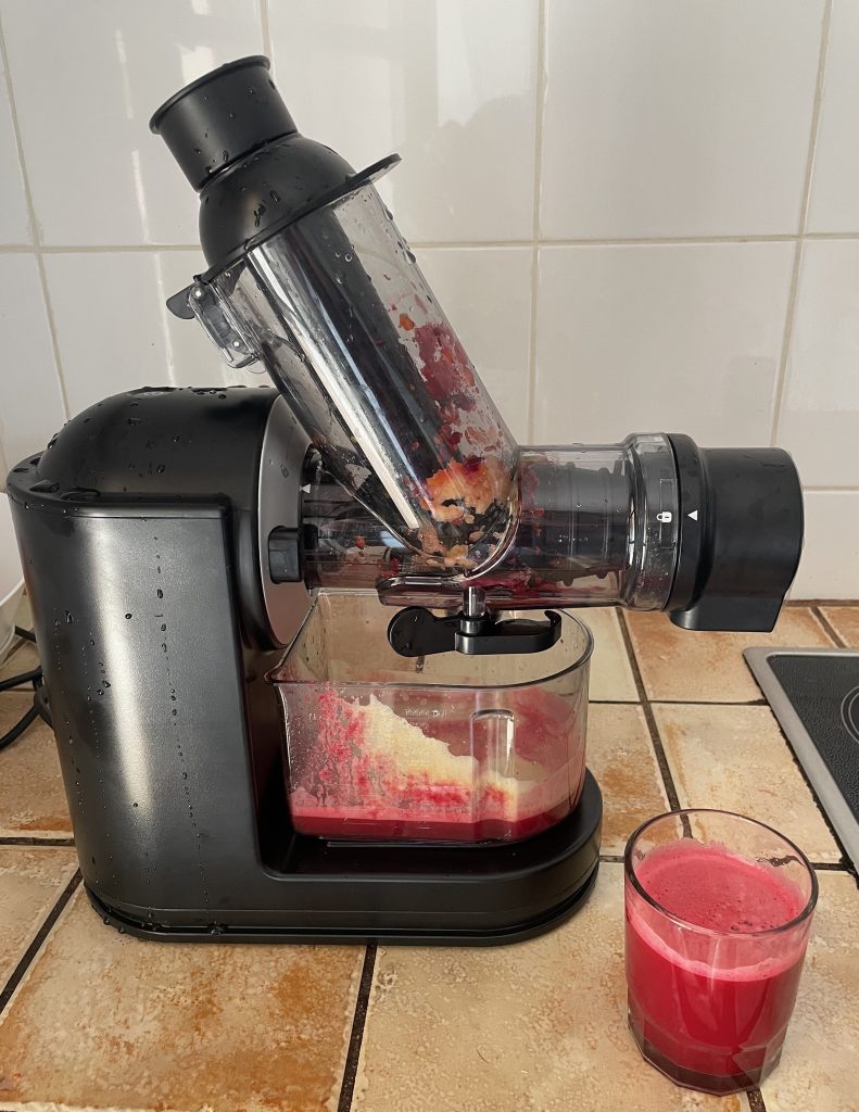 Philips Domestic Appliances HR1889:70 Slow-Juicer nach dem Pressen von Apfel-Möhre-Rote-Beete-Saft