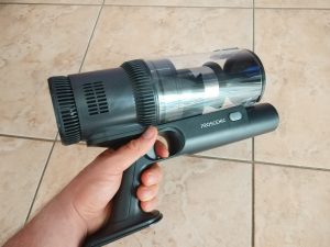 Proscenic-P11-Saugwischer-in-der-Hand