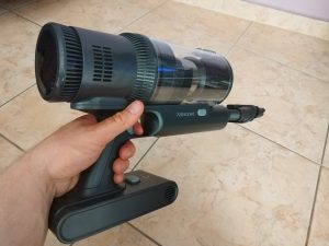 Proscenic-P11-Saugwischer-in-der-Hand-mit-Aufsatz-2