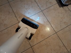 Roborock Flexi Pro Saugwischer mit Milch am Aufsaugen