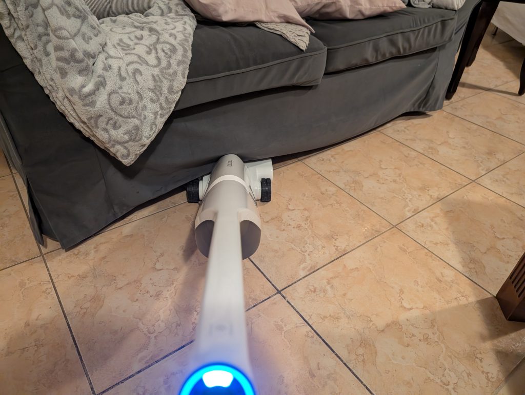 Roborock Flexi Pro Saugwischer unter einer Couch