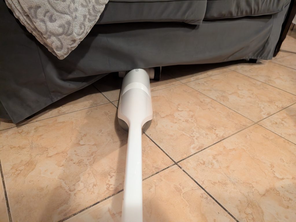 Roborock Flexi Pro Saugwischer unter einer Couch (2)