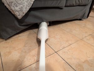 Roborock Flexi Pro Saugwischer unter einer Couch (2)