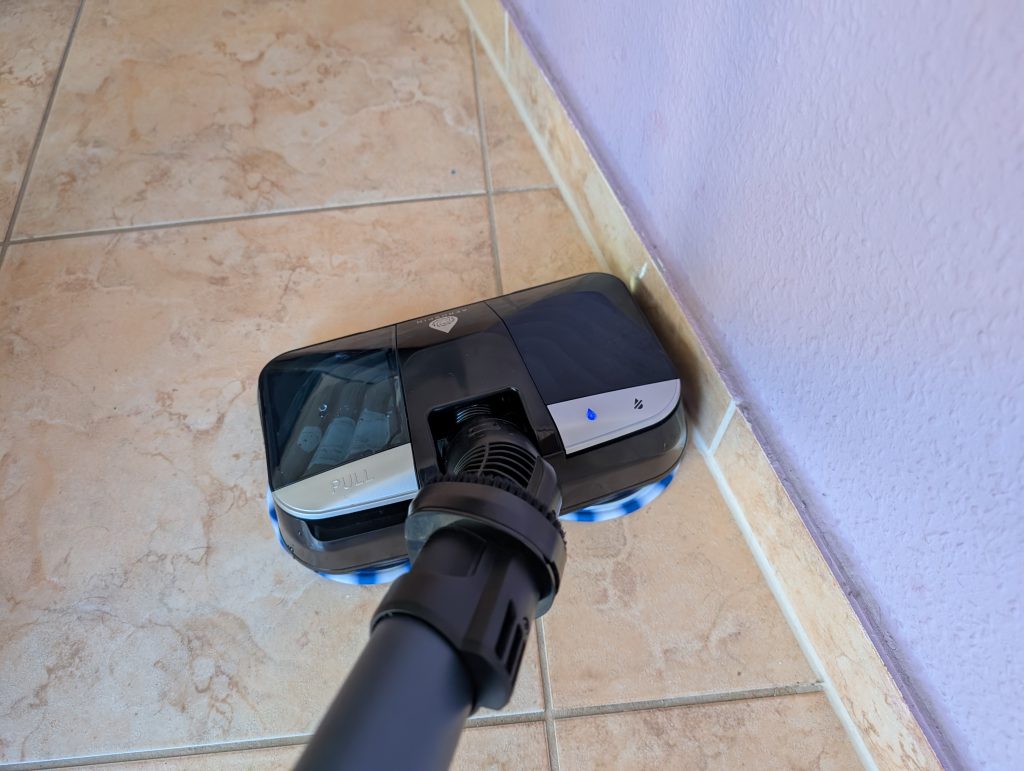 Rowenta X-Force Flex 14.60 Aqua Saugwischer Hautpdüse im Einsatz an Kanten