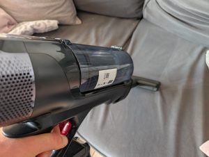 Rowenta X-Force Flex 14.60 Aqua Saugwischer beim Saugen von Möbeln