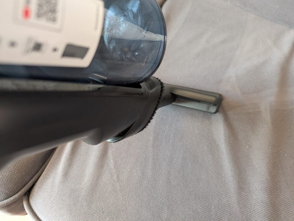 Rowenta X-Force Flex 14.60 Aqua Saugwischer beim Saugen von Möbelpolster
