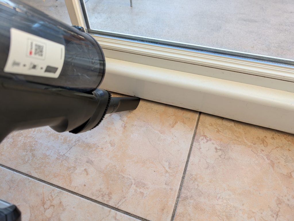 Rowenta X-Force Flex 14.60 Aqua Saugwischer im Einsatz an Kanten