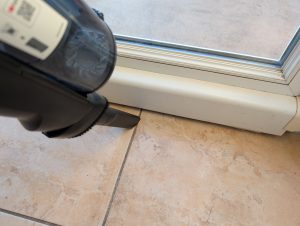 Rowenta X-Force Flex 14.60 Aqua Saugwischer im Einsatz an Kanten (2)