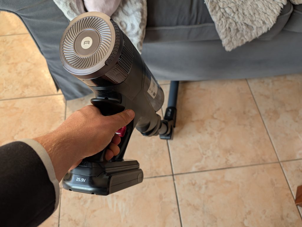 Rowenta X-Force Flex 14.60 Aqua Saugwischer in der Hand (2)