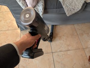 Rowenta X-Force Flex 14.60 Aqua Saugwischer in der Hand (3)