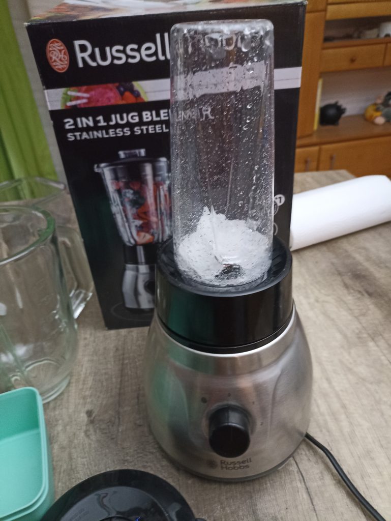 Russell Hobbs 2-in-1 Standmixer, Eis in den Behälter gefüllt