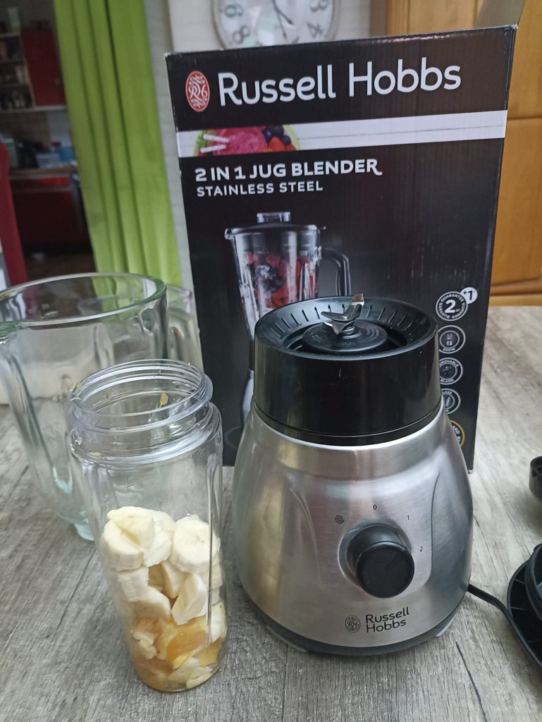 Russell Hobbs 2-in-1 Standmixer, Orange und Banane im Behälter