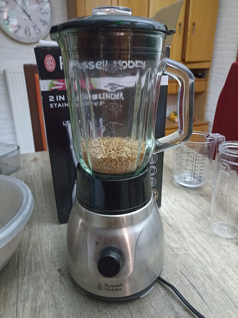 Russell Hobbs 2-in-1 Standmixer, Weizenkörner im Behälter