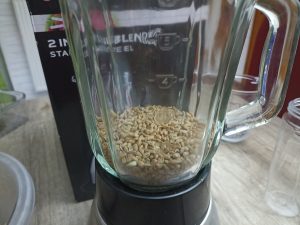 Russell Hobbs 2-in-1 Standmixer, Weizenkörner im Behälter, Nahaufnahme