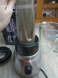 Russell Hobbs 2-in-1 Standmixer, Zerkleinern von getrockneter Brennessel