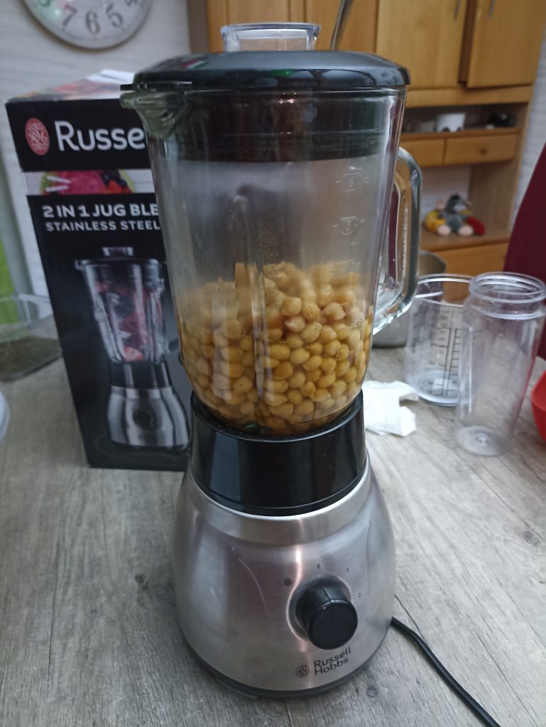 Russell Hobbs 2-in-1 Standmixer, aufgeweichte Kichererbesen im großen Mixbehälter