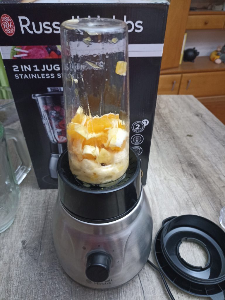 ussell Hobbs 2-in-1 Standmixer, vor der Zubereitung des Smoothies