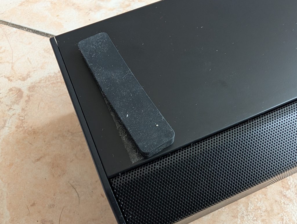 SHARP HT SB700 Soundbar von unten in der Nahansicht
