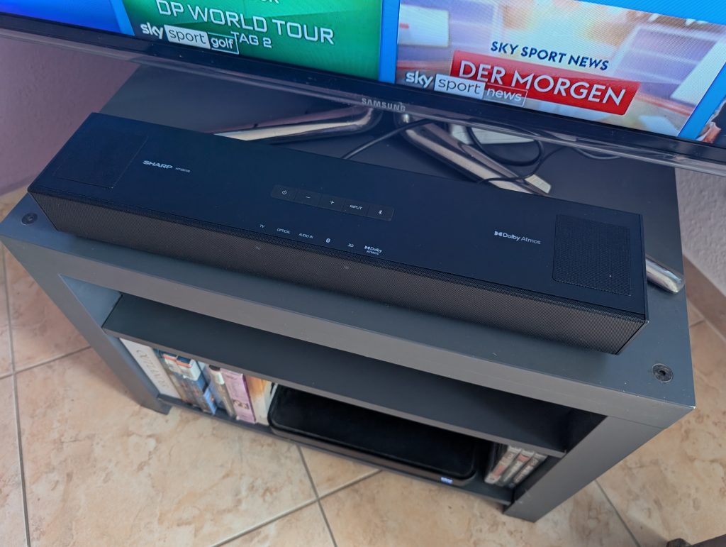 SHARP HT SB700 Soundbar vor dem TV