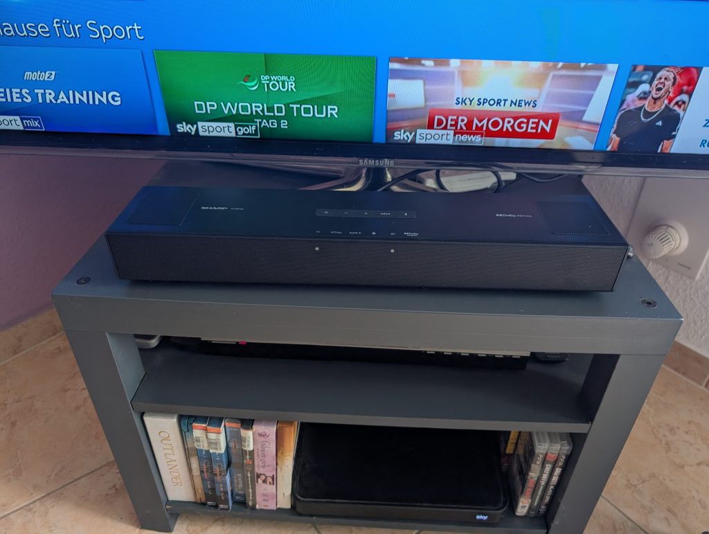 SHARP HT SB700 Soundbar vor dem TV (2)